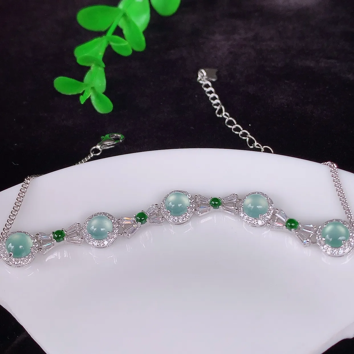 自然光实拍，冰透满色翡翠925银镶嵌蛋面手链，自然光实拍，翠色灵动，颜色漂亮，种老水足，品相佳，佩戴佳品！#96.26整体7*5.5*裸石4.8