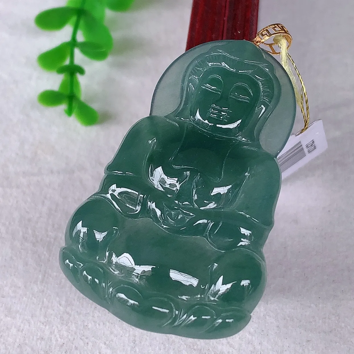 自然光实拍，18K金镶嵌冰种满色翡翠观音吊坠，赐福翡翠观音，翠色迷人，观音面相端庄，佩戴时尚出众！#