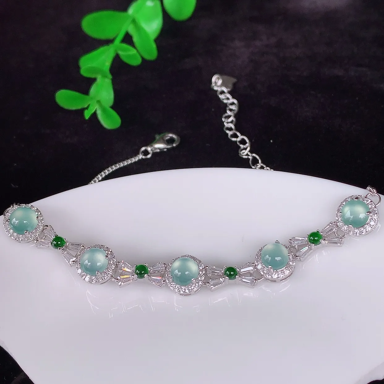 自然光实拍，冰透满色翡翠925银镶嵌蛋面手链，自然光实拍，翠色灵动，颜色漂亮，种老水足，品相佳，佩戴佳品！#96.26整体7*5.5*裸石4.8