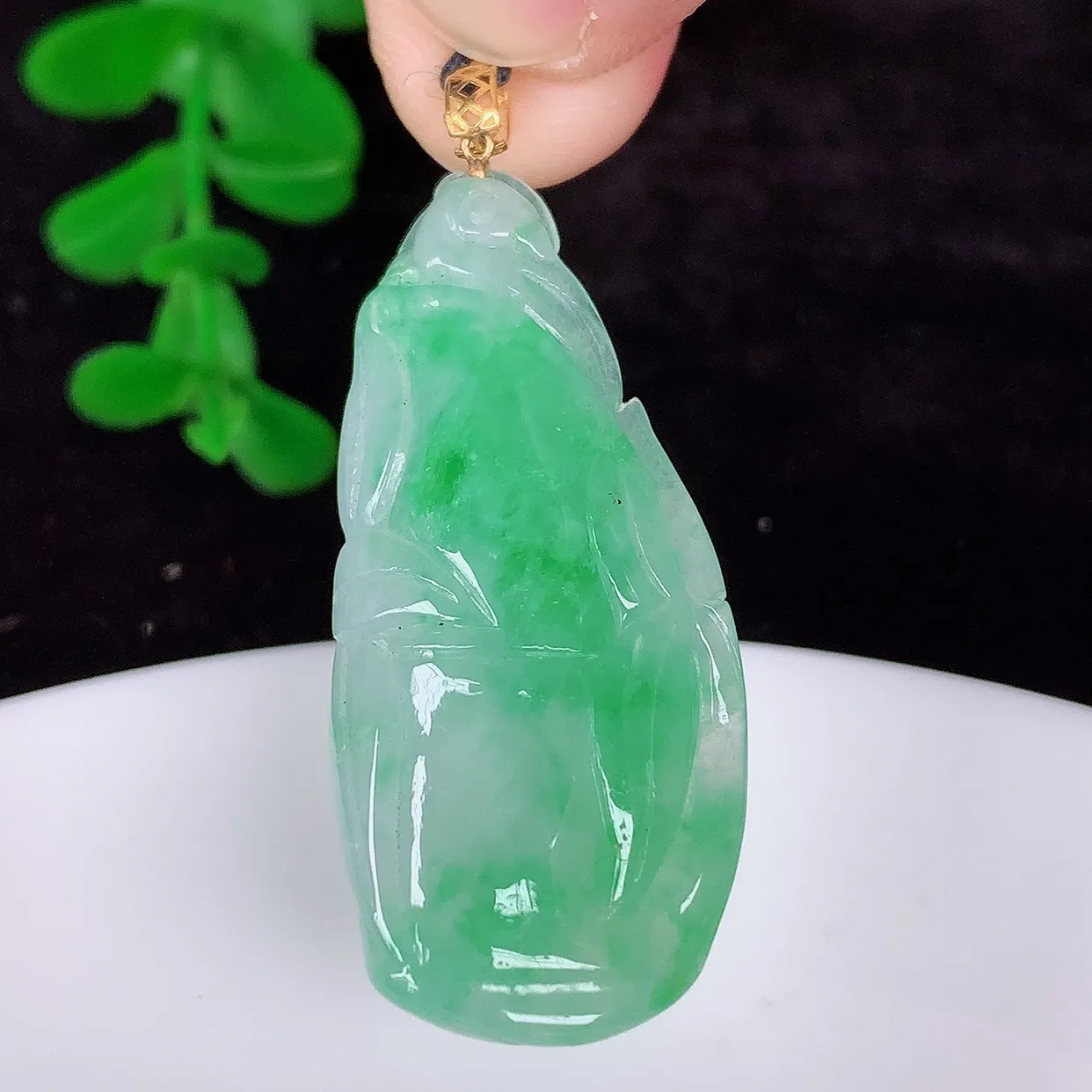 自然光实拍，18K金镶嵌冰飘绿翡翠节节高竹节玉坠，款式时尚大方，竹节寓意好，佩戴事业，学业节节高升！#1.26