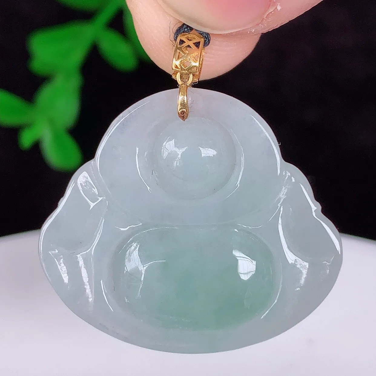 自然光实拍，18K金镶嵌冰糯种飘阳绿翡翠佛公吊坠，冰透饱满， 佛公亦保平安，寓意有福（佛公）相伴，品相佳，配戴优雅迷人！#00.26