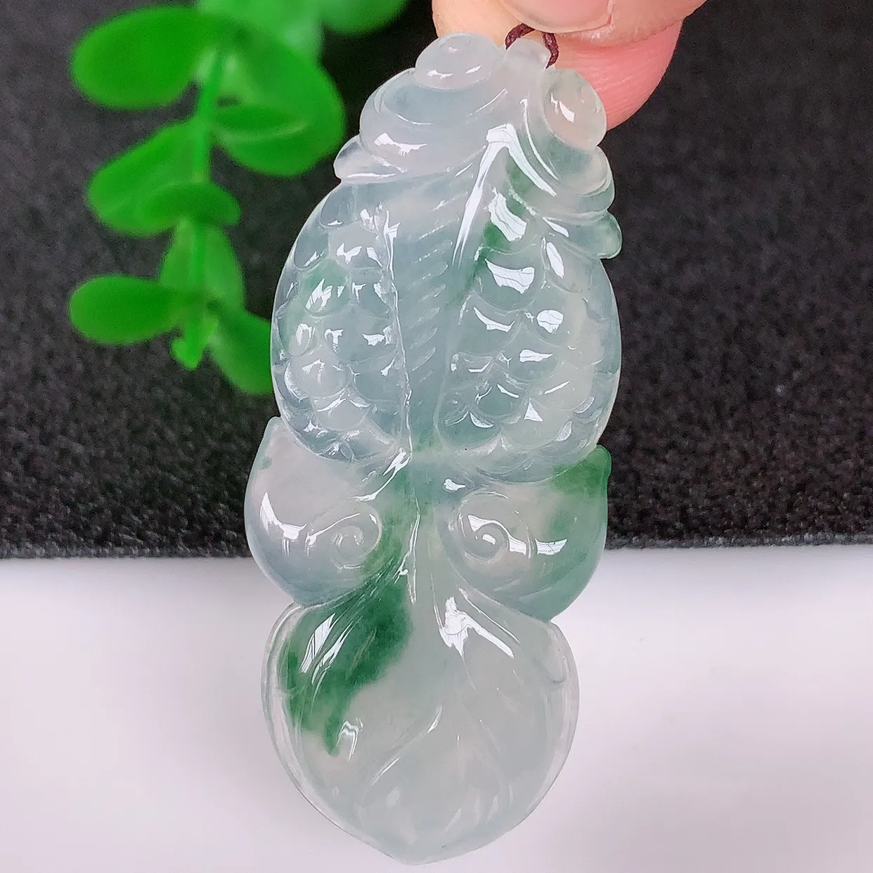 自然光实拍，冰润冰种飘绿翡翠年年有余，自由自在玉吊坠，寓意财源广进，雕工婉约，栩栩如生，佩戴优雅迷人！#33.26