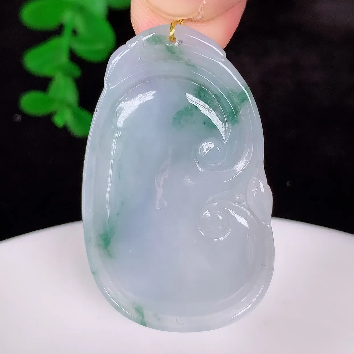 自然光实拍，冰润冰糯种春彩翡翠如意吊坠，翡翠如意，上身效果非常美，饱满大气，工艺美，万事如意，如意一生 #35.26