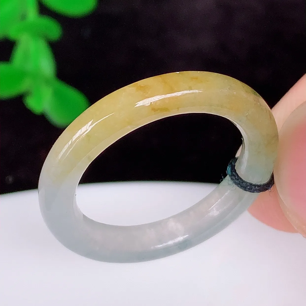 自然光实拍，冰润冰种双彩黄加绿18mm内径翡翠指环，玉戒指，玉质莹润，好精美好冰润的指环，15圈口，上手纤巧！#1.26