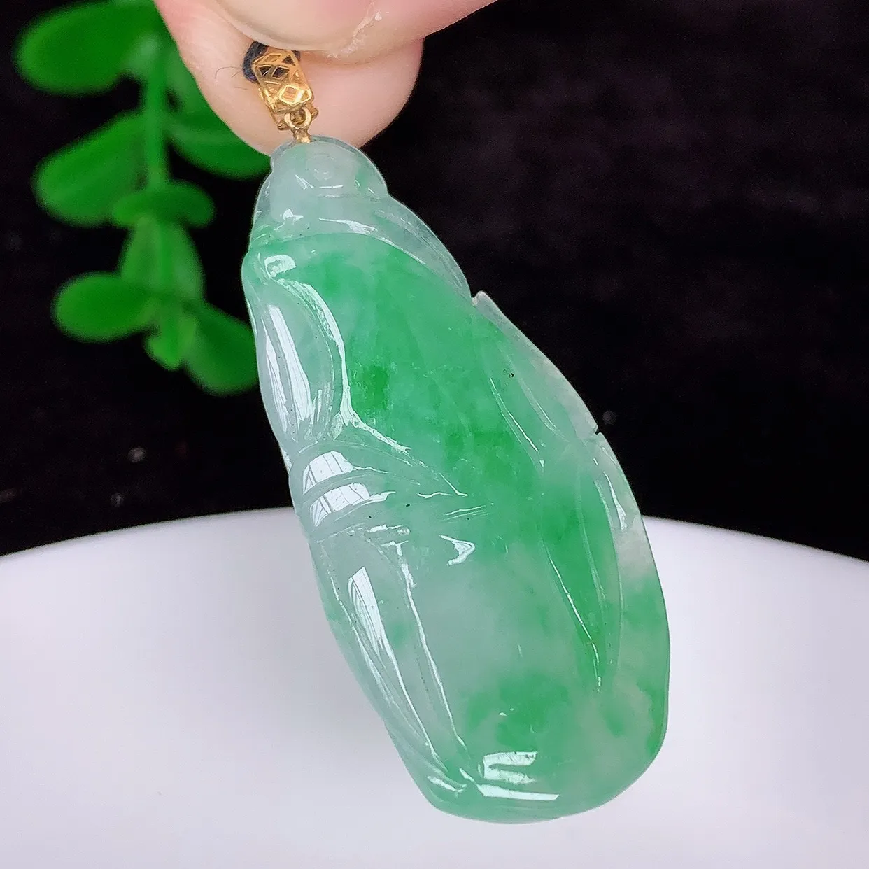 自然光实拍，18K金镶嵌冰飘绿翡翠节节高竹节玉坠，款式时尚大方，竹节寓意好，佩戴事业，学业节节高升！#1.26