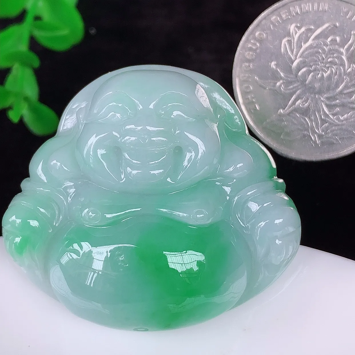 自然光实拍，大件厚装冰润冰糯种飘阳绿翡翠佛公吊坠，饱满， 佛公亦保平安，寓意有福（佛公）相伴，配戴优雅迷人！#46.26
