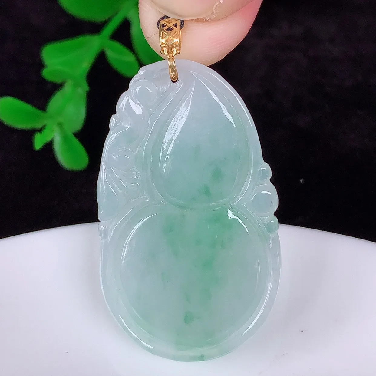 自然光实拍，18K金镶嵌冰润冰糯种飘花翡翠葫芦吊坠，翡翠葫芦，寓意福禄双全，财源滚滚，佩戴效果优雅迷人！#00.26