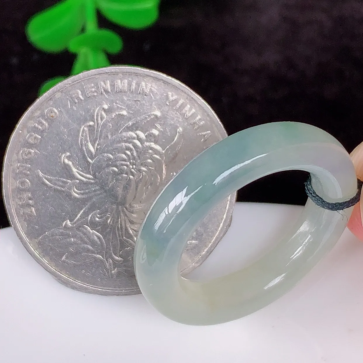 自然光实拍，冰润冰春彩17.6mm内径翡翠指环，玉戒指，玉质莹润，好精美好冰润的指环，14圈口，上手纤巧！#1.26
