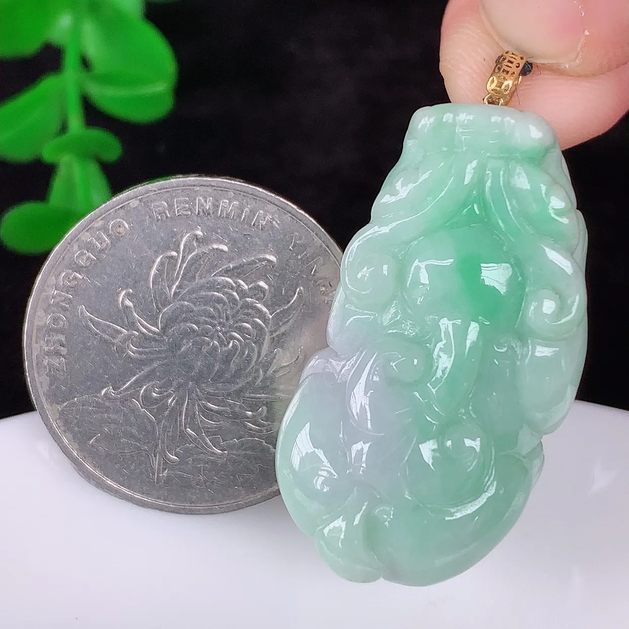 自然光实拍，18K金镶嵌冰润冰糯种春彩翡翠招财貔貅吊坠，民间有“一摸貔貅运程旺盛，再摸貔貅财运滚滚，三摸貔貅平步青云 ”的美好祝愿。#1.26