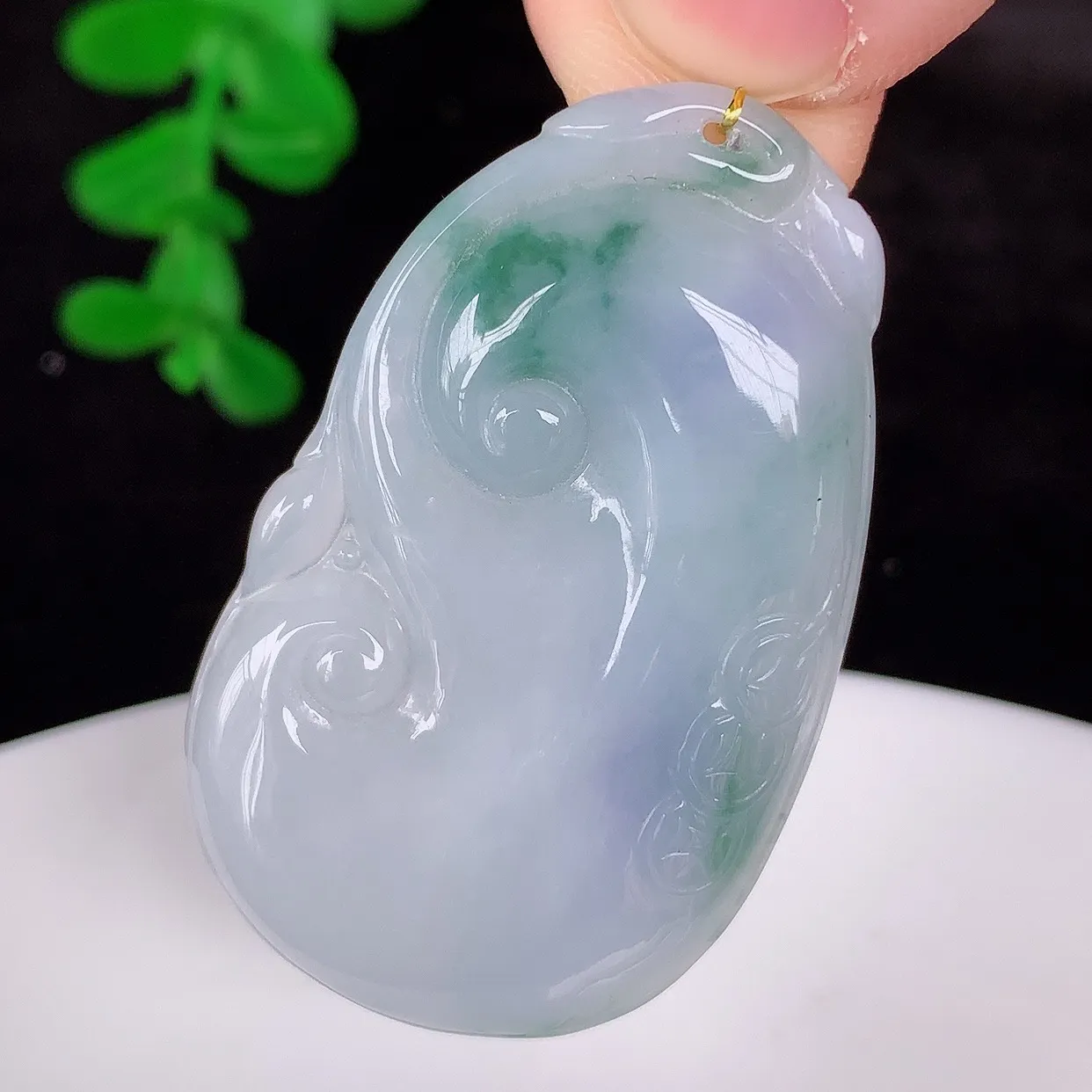 自然光实拍，冰润冰糯种春彩翡翠如意吊坠，翡翠如意，上身效果非常美，饱满大气，工艺美，万事如意，如意一生 #35.26