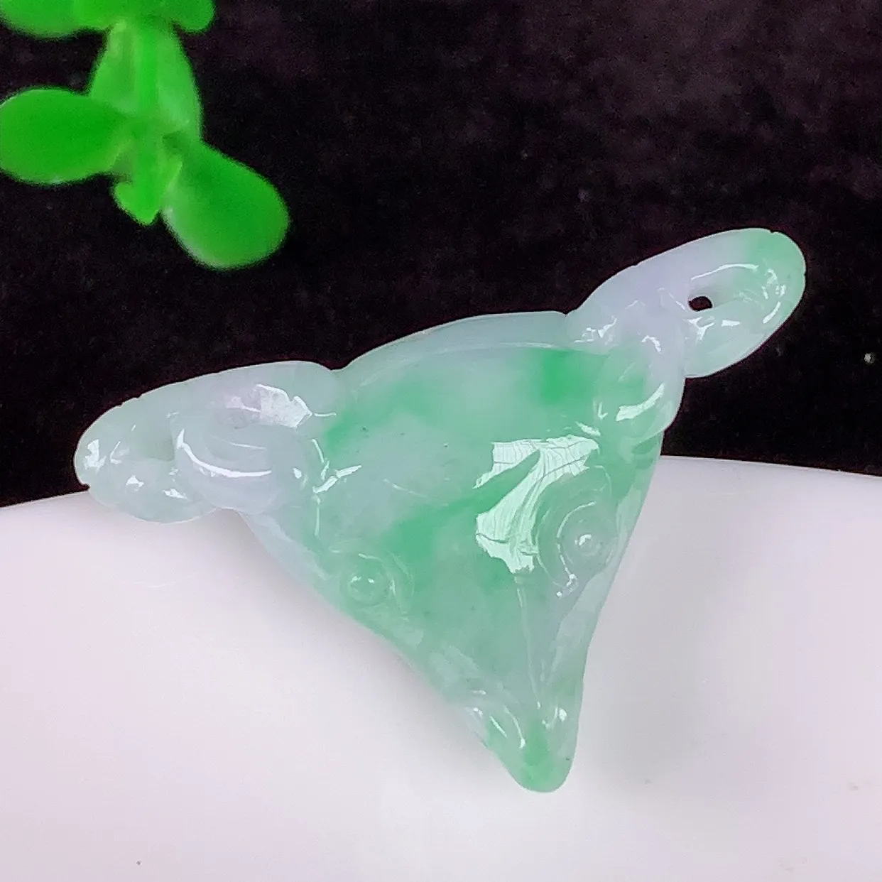 自然光实拍，冰润冰糯种飘绿翡翠生肖羊吊坠，种老水足，翠色灵动，寓意美好，佩戴时尚出众！#05.26