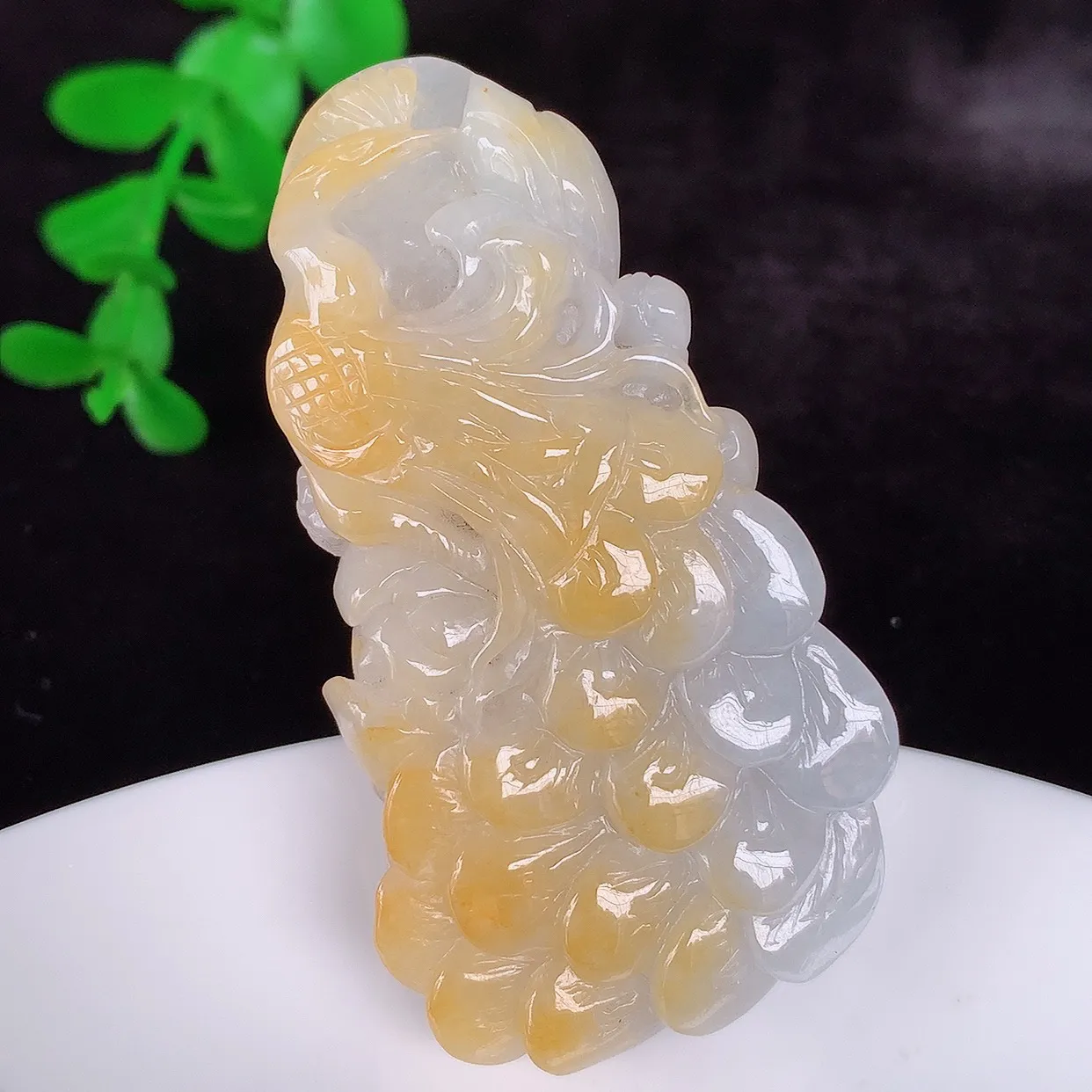 自然光实拍，冰润冰糯种黄翡翡翠凤凰吊坠，龙凤呈祥，种老水足，翠色灵动，寓意美好，佩戴时尚出众！#57.26