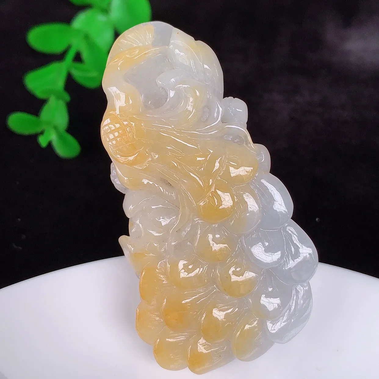 自然光实拍，冰润冰糯种黄翡翡翠凤凰吊坠，龙凤呈祥，种老水足，翠色灵动，寓意美好，佩戴时尚出众！#57.26