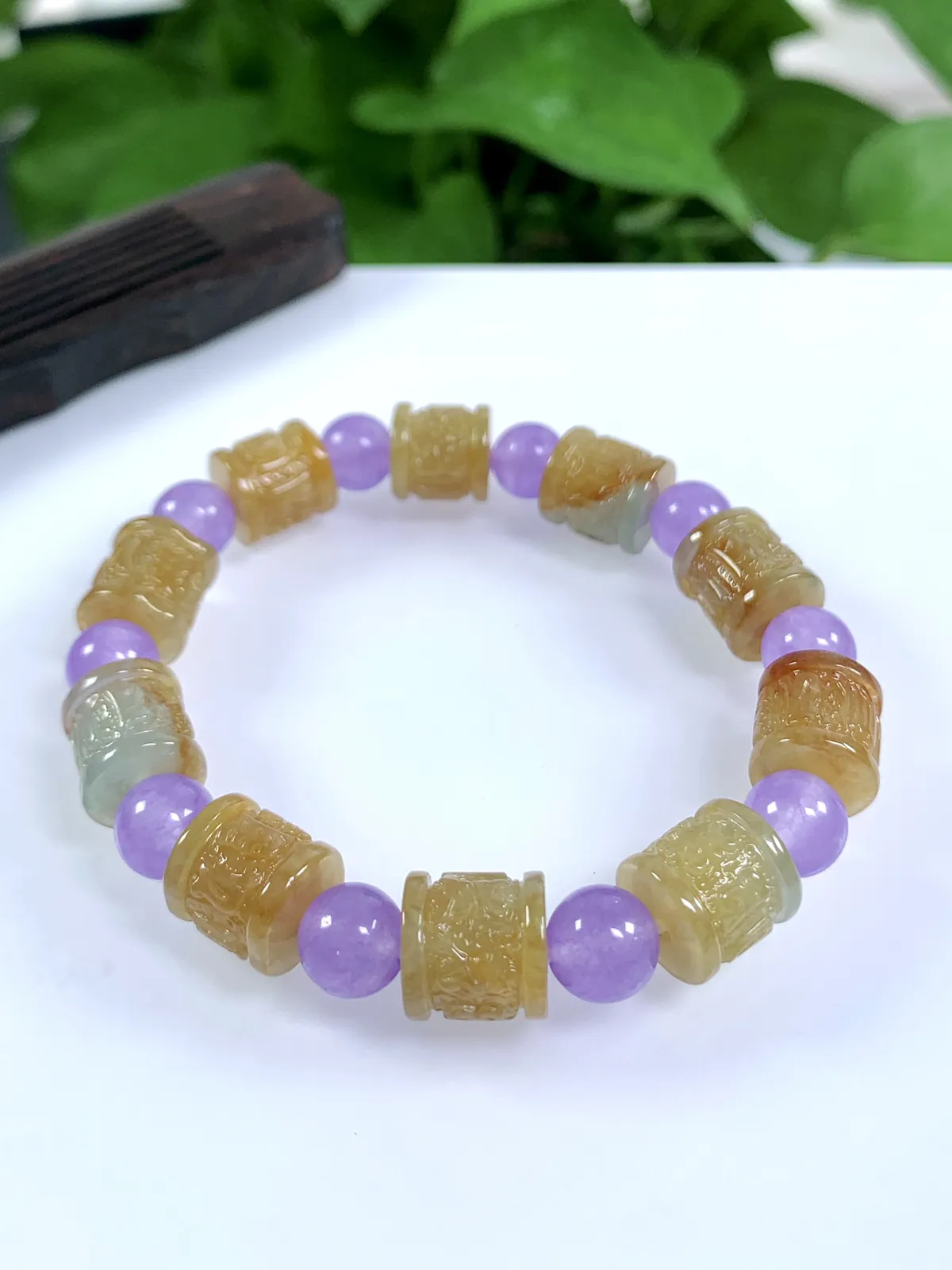 缅甸天然翡翠A货，冰种起胶黄翡冰黄六字箴言路路通手串手链，尺寸取一：高10.5直径10.5mm/10颗，重量32.14g，紫珠为普通材质。