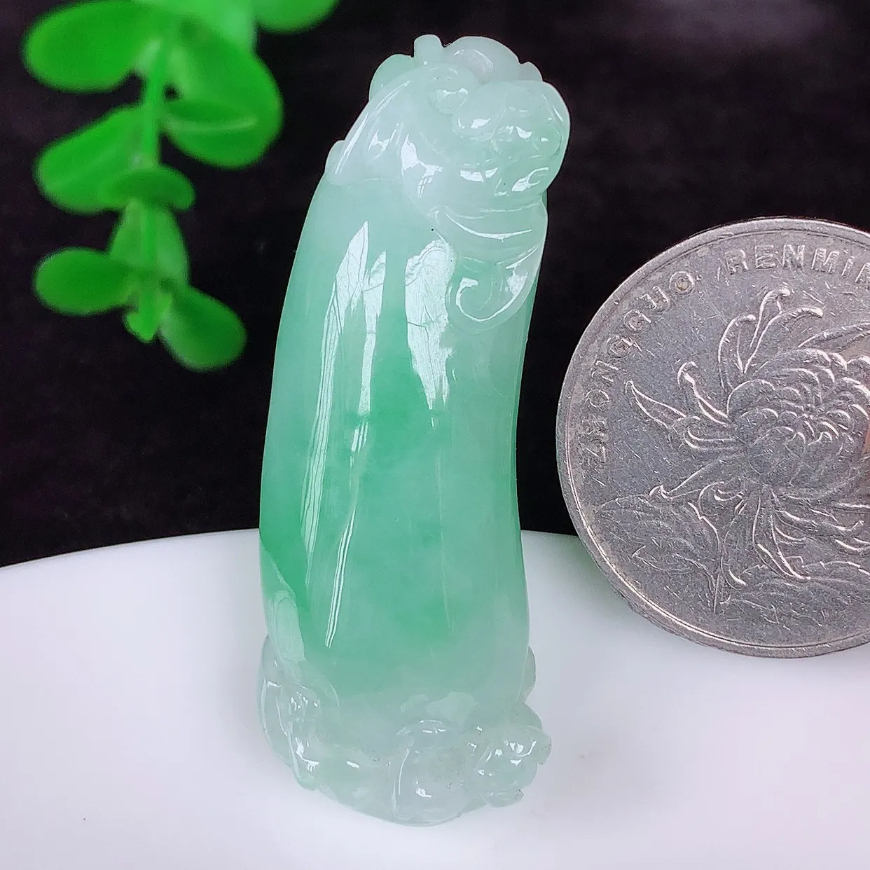 自然光实拍，冰润冰糯种飘绿翡翠招财福瓜吊坠，翡翠福瓜招财瓜，冰润且起胶感，佩戴效果优雅迷人！#46.26