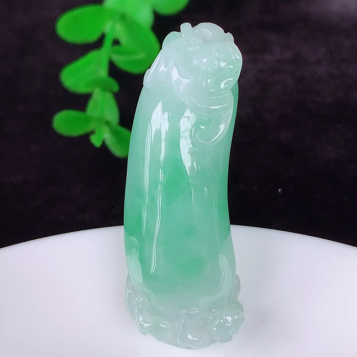 自然光实拍，冰润冰糯种飘绿翡翠招财福瓜吊坠，翡翠福瓜招财瓜，冰润且起胶感，佩戴效果优雅迷人！#46.