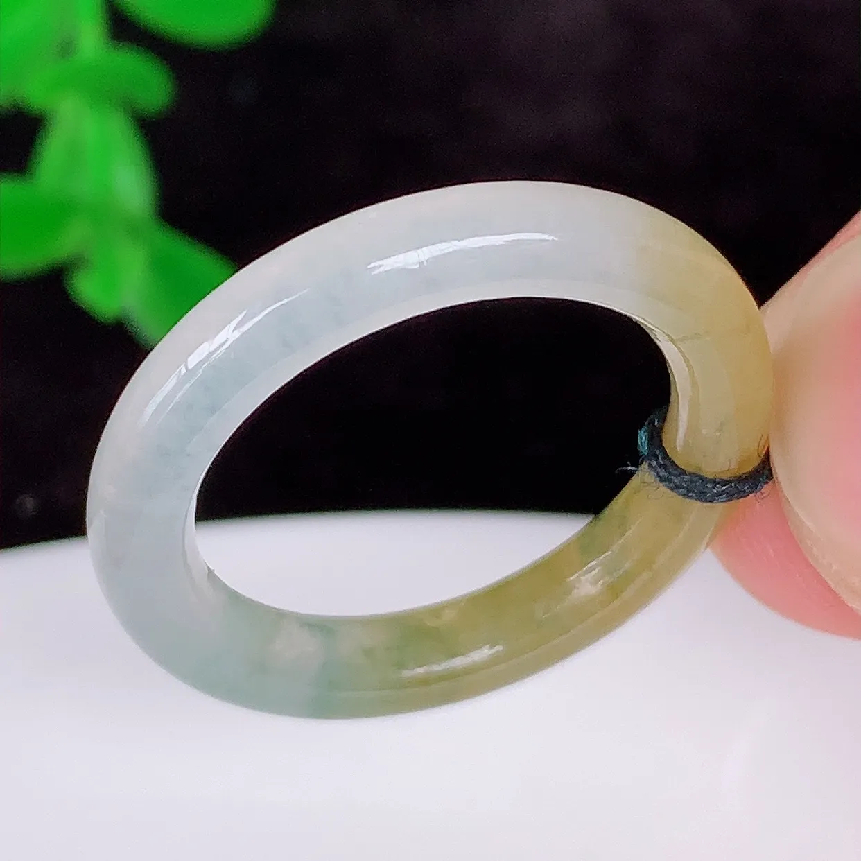 自然光实拍，冰润冰种双彩黄加绿18mm内径翡翠指环，玉戒指，玉质莹润，好精美好冰润的指环，15圈口，上手纤巧！#1.26