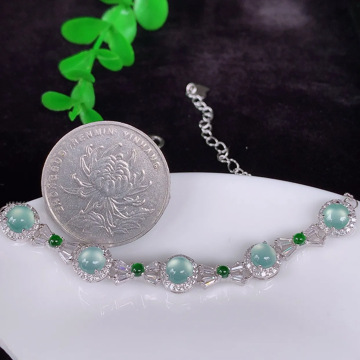 自然光实拍，冰透满色翡翠925银镶嵌蛋面手链，自然光实拍，翠色灵动，颜色漂亮，种老水足，品相佳，佩戴佳品！#96.26整体7*5.5*裸石4.8