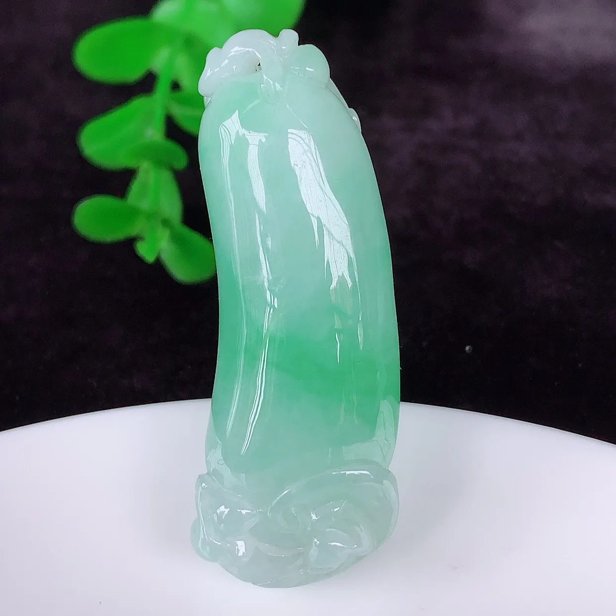 自然光实拍，冰润冰糯种飘绿翡翠招财福瓜吊坠，翡翠福瓜招财瓜，冰润且起胶感，佩戴效果优雅迷人！#46.26