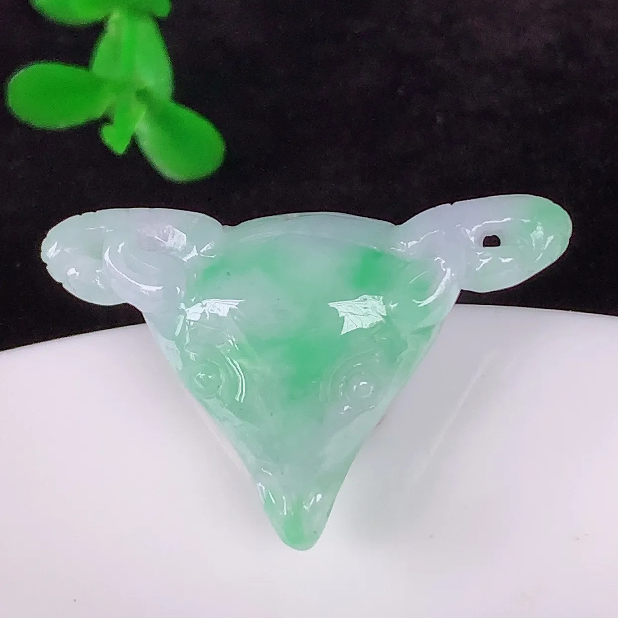 自然光实拍，冰润冰糯种飘绿翡翠生肖羊吊坠，种老水足，翠色灵动，寓意美好，佩戴时尚出众！#05.26