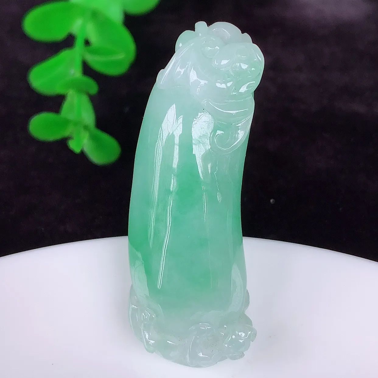 自然光实拍，冰润冰糯种飘绿翡翠招财福瓜吊坠，翡翠福瓜招财瓜，冰润且起胶感，佩戴效果优雅迷人！#46.26
