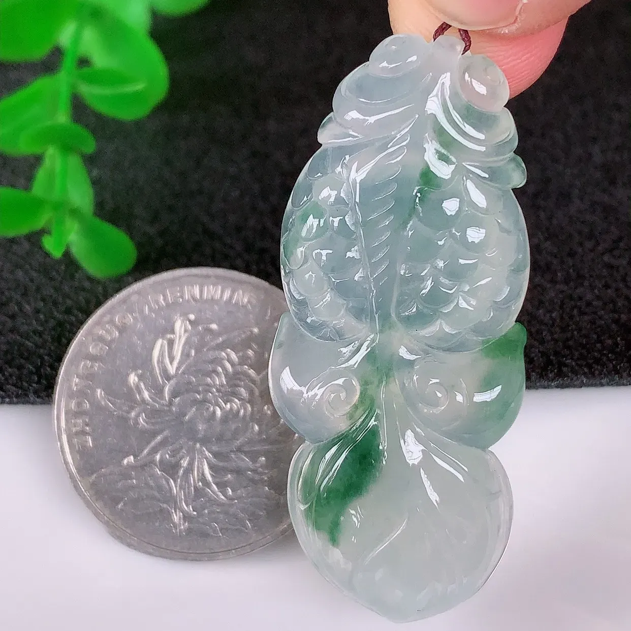 自然光实拍，冰润冰种飘绿翡翠年年有余，自由自在玉吊坠，寓意财源广进，雕工婉约，栩栩如生，佩戴优雅迷人！#33.26