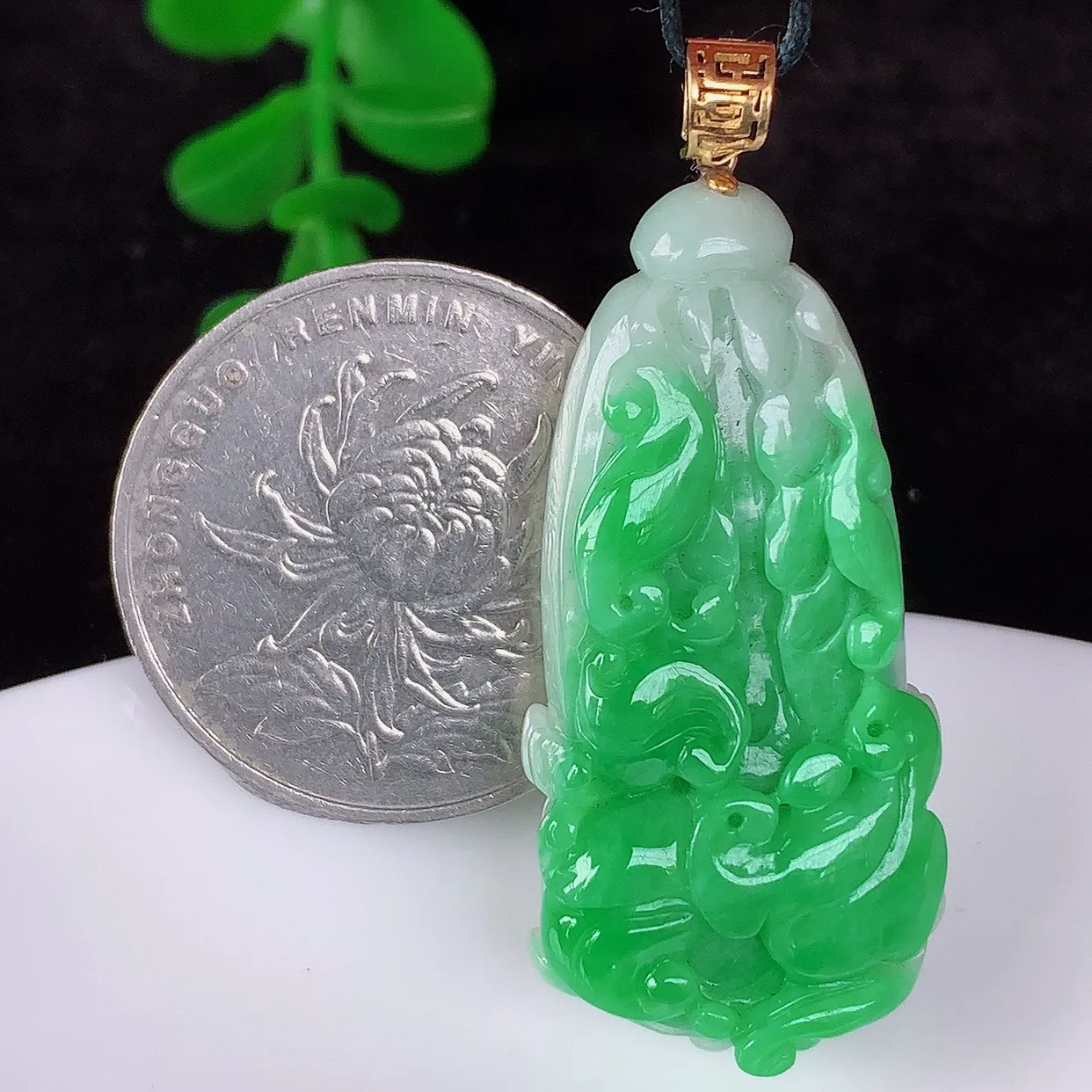 自然光实拍，18K金镶嵌冰糯种飘阳绿翡翠招百财白菜吊坠，百财聚来，财源滚滚，色泽鲜艳，精工水润的白菜，性价比高！#1.26整体42*裸石36.5*18*10