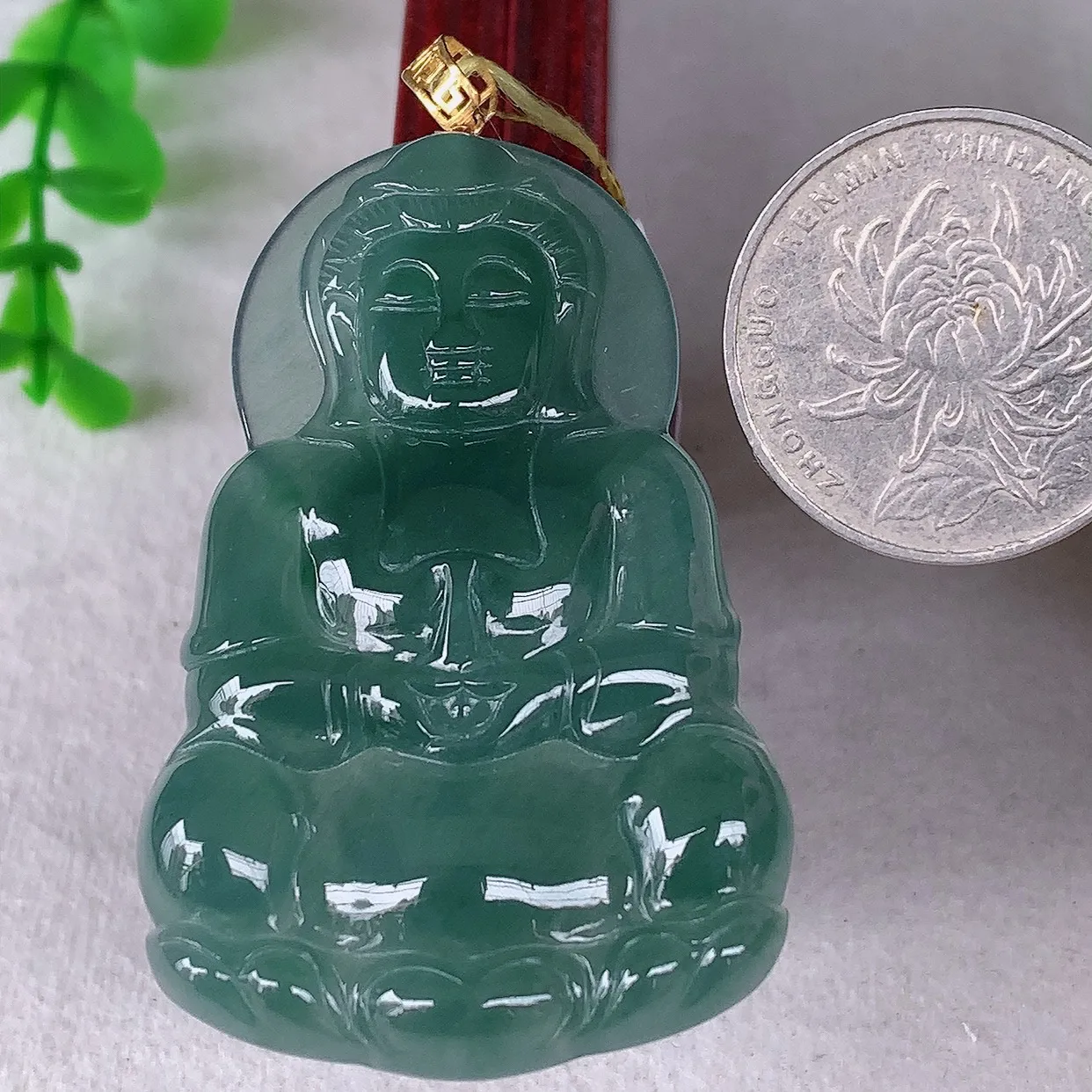 自然光实拍，18K金镶嵌冰种满色翡翠观音吊坠，赐福翡翠观音，翠色迷人，观音面相端庄，佩戴时尚出众！#35.26