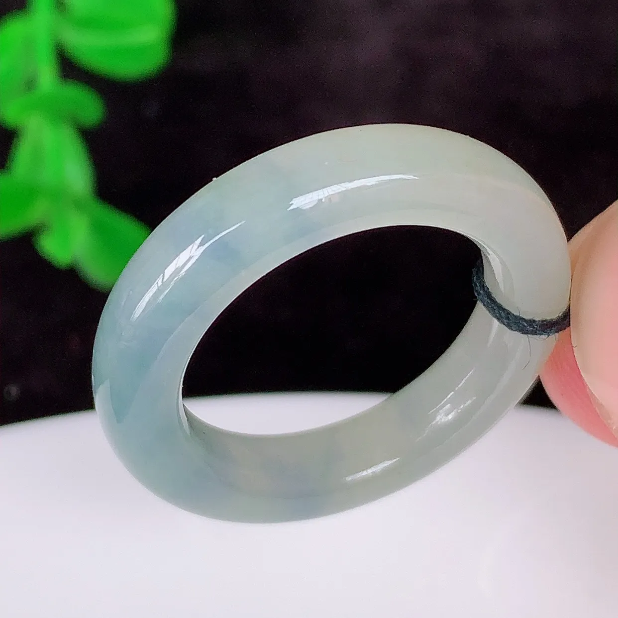 自然光实拍，冰润冰春彩17.6mm内径翡翠指环，玉戒指，玉质莹润，好精美好冰润的指环，14圈口，上手纤巧！#1.26