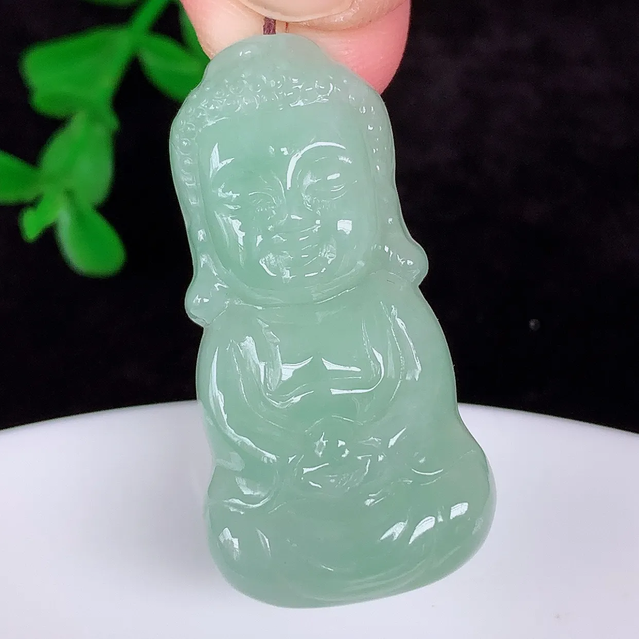 自然光实拍，冰润冰糯种果绿翡翠宝宝佛吊坠，种老水足，翠色灵动，寓意美好，佩戴时尚出众！#57.26