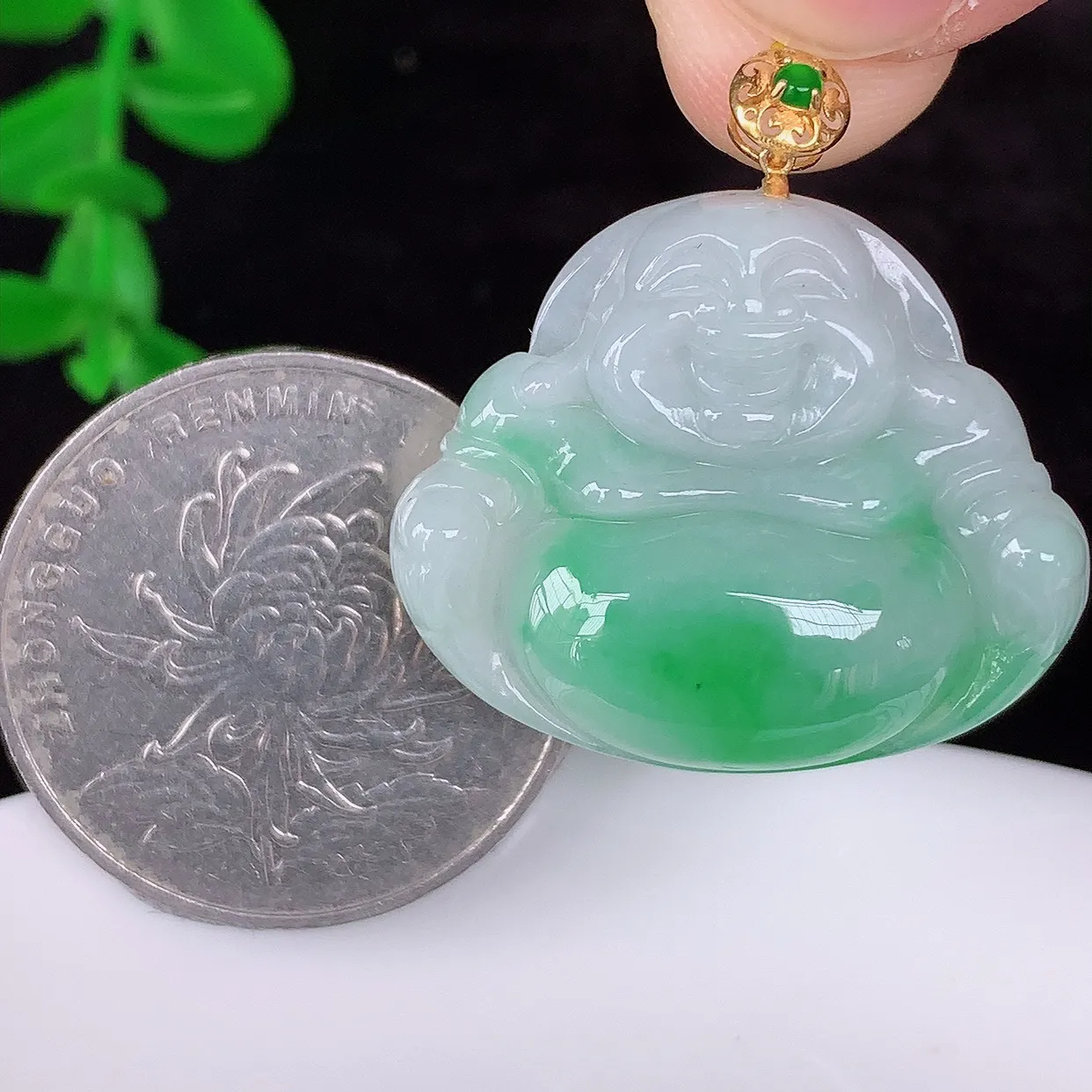 自然光实拍，18K金镶嵌冰润冰糯种飘阳绿翡翠佛公吊坠，冰透饱满， 佛公亦保平安，寓意有福（佛公）相伴，品相佳，配戴优雅迷人！#35.26整体28.6*裸石22*27*5