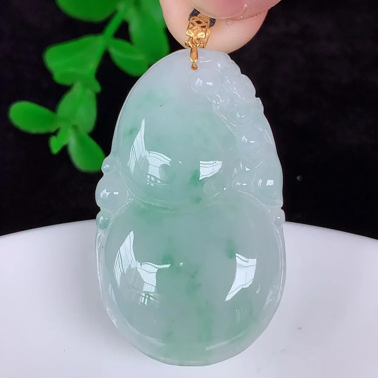 自然光实拍，18K金镶嵌冰润冰糯种飘花翡翠葫芦吊坠，翡翠葫芦，寓意福禄双全，财源滚滚，佩戴效果优雅迷人！#00.26