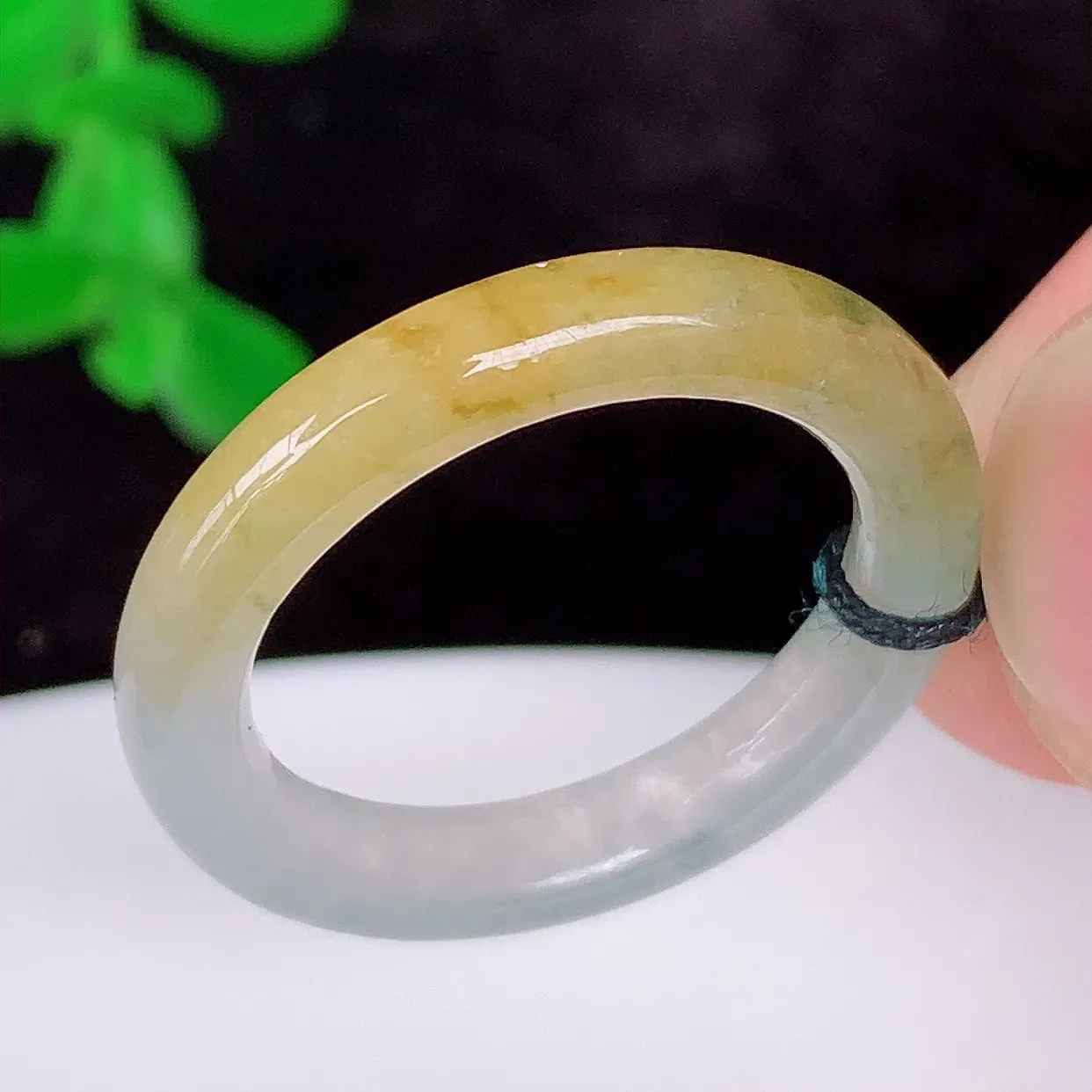 自然光实拍，冰润冰种双彩黄加绿18mm内径翡翠指环，玉戒指，玉质莹润，好精美好冰润的指环，15圈口，