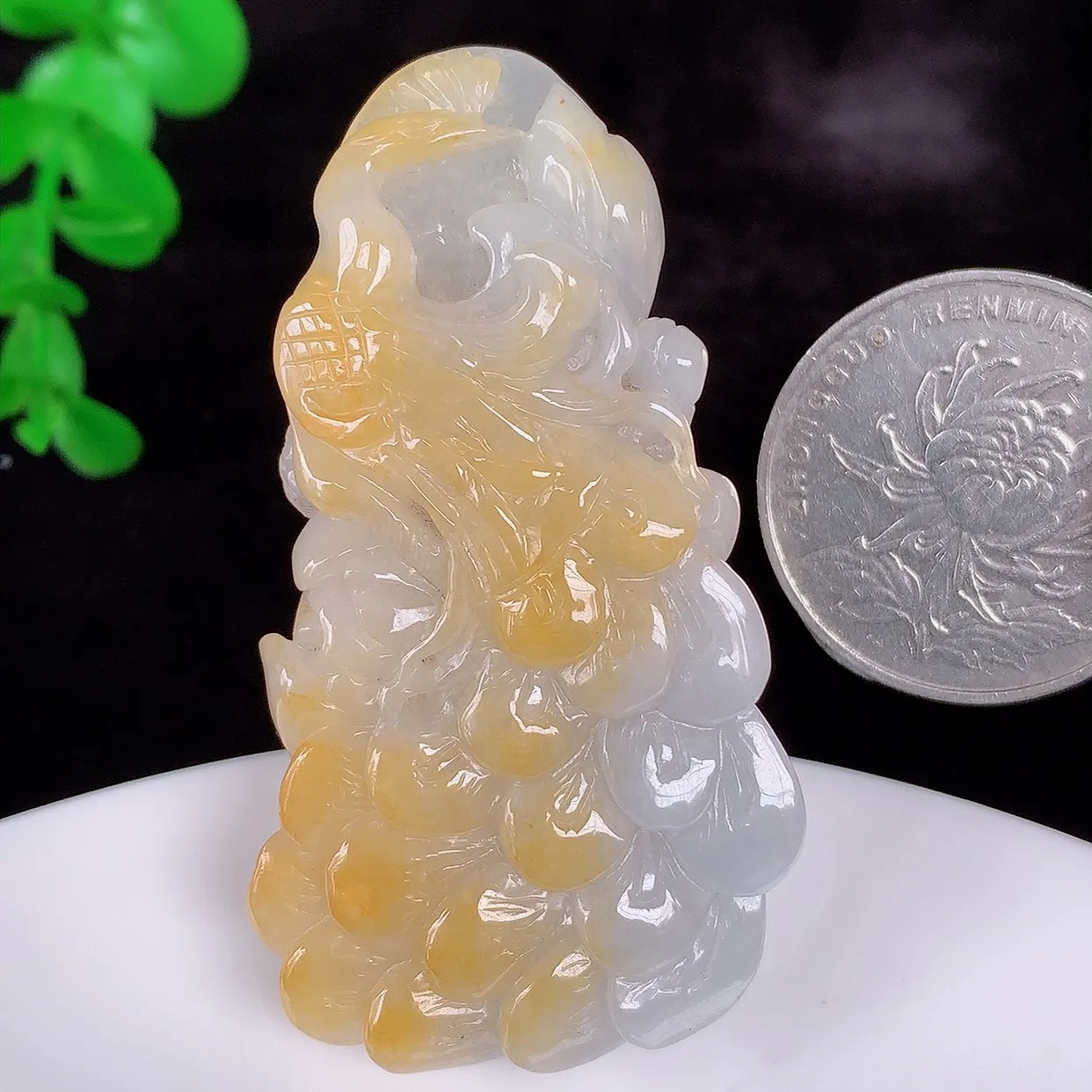 自然光实拍，冰润冰糯种黄翡翡翠凤凰吊坠，龙凤呈祥，种老水足，翠色灵动，寓意美好，佩戴时尚出众！#57.26