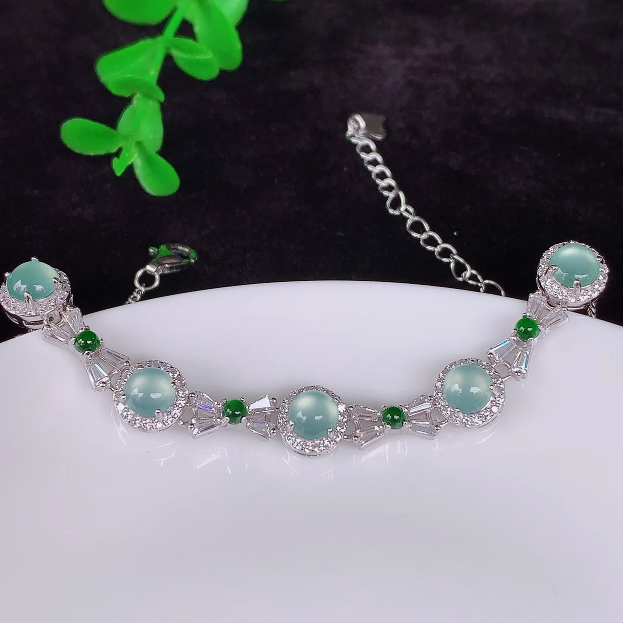 自然光实拍，冰透满色翡翠925银镶嵌蛋面手链，自然光实拍，翠色灵动，颜色漂亮，种老水足，品相佳，佩戴佳品！#96.26整体7*5.5*裸石4.8