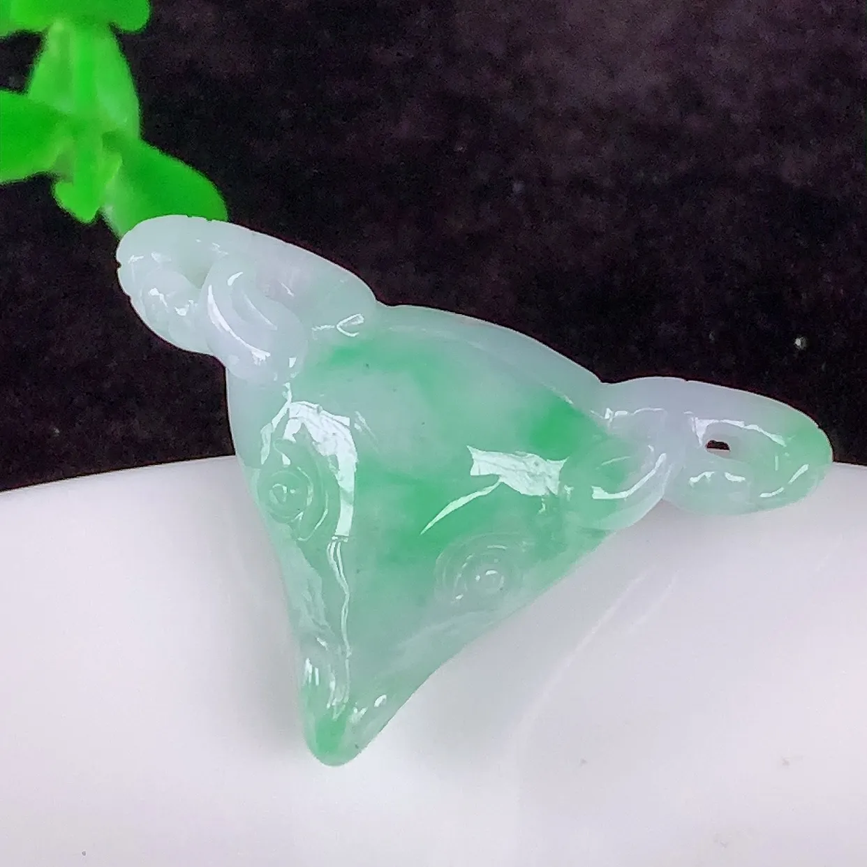 自然光实拍，冰润冰糯种飘绿翡翠生肖羊吊坠，种老水足，翠色灵动，寓意美好，佩戴时尚出众！#05.26