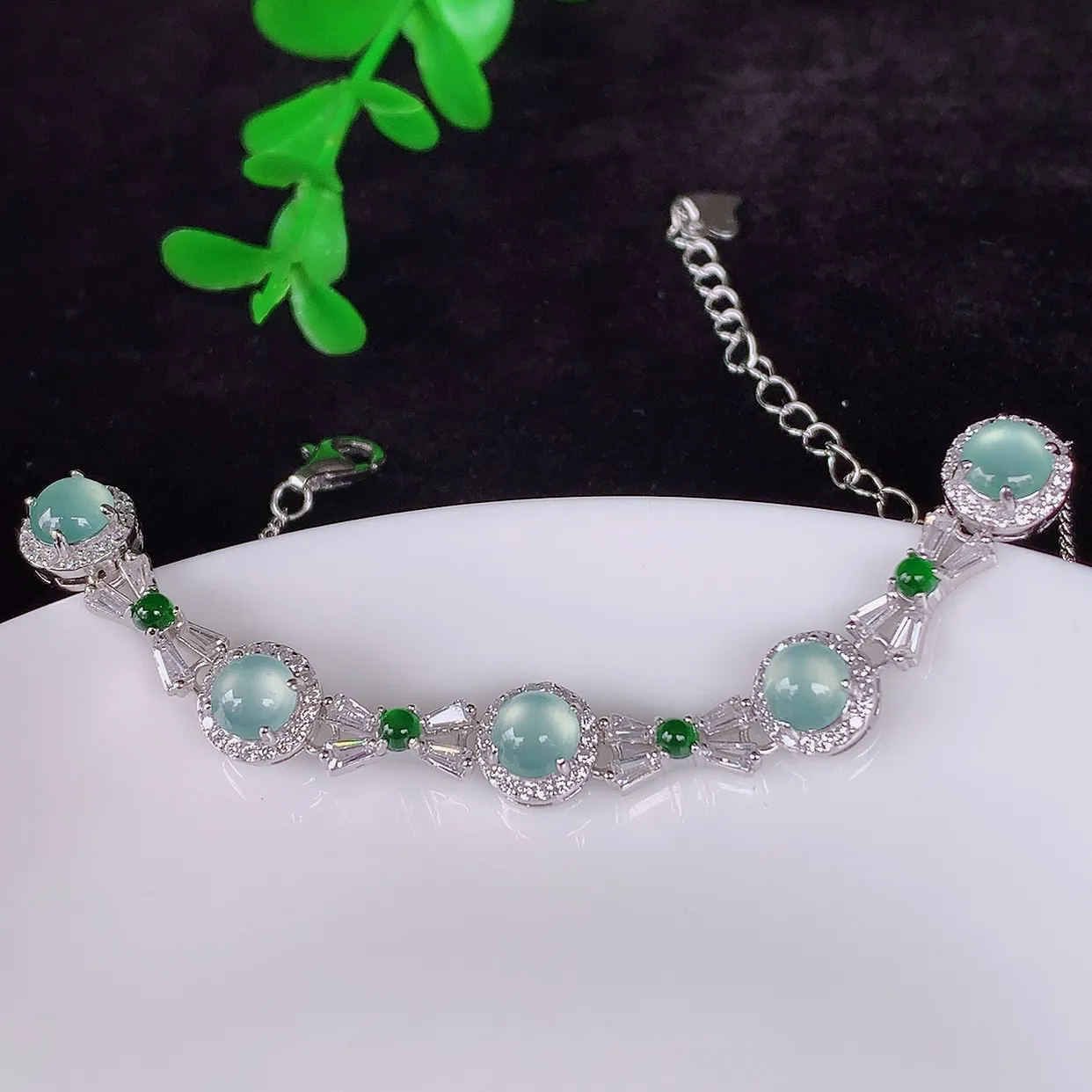 自然光实拍，冰透满色翡翠925银镶嵌蛋面手链，自然光实拍，翠色灵动，颜色漂亮，种老水足，品相佳，佩戴佳品！#96.26整体7*5.5*裸石4.8