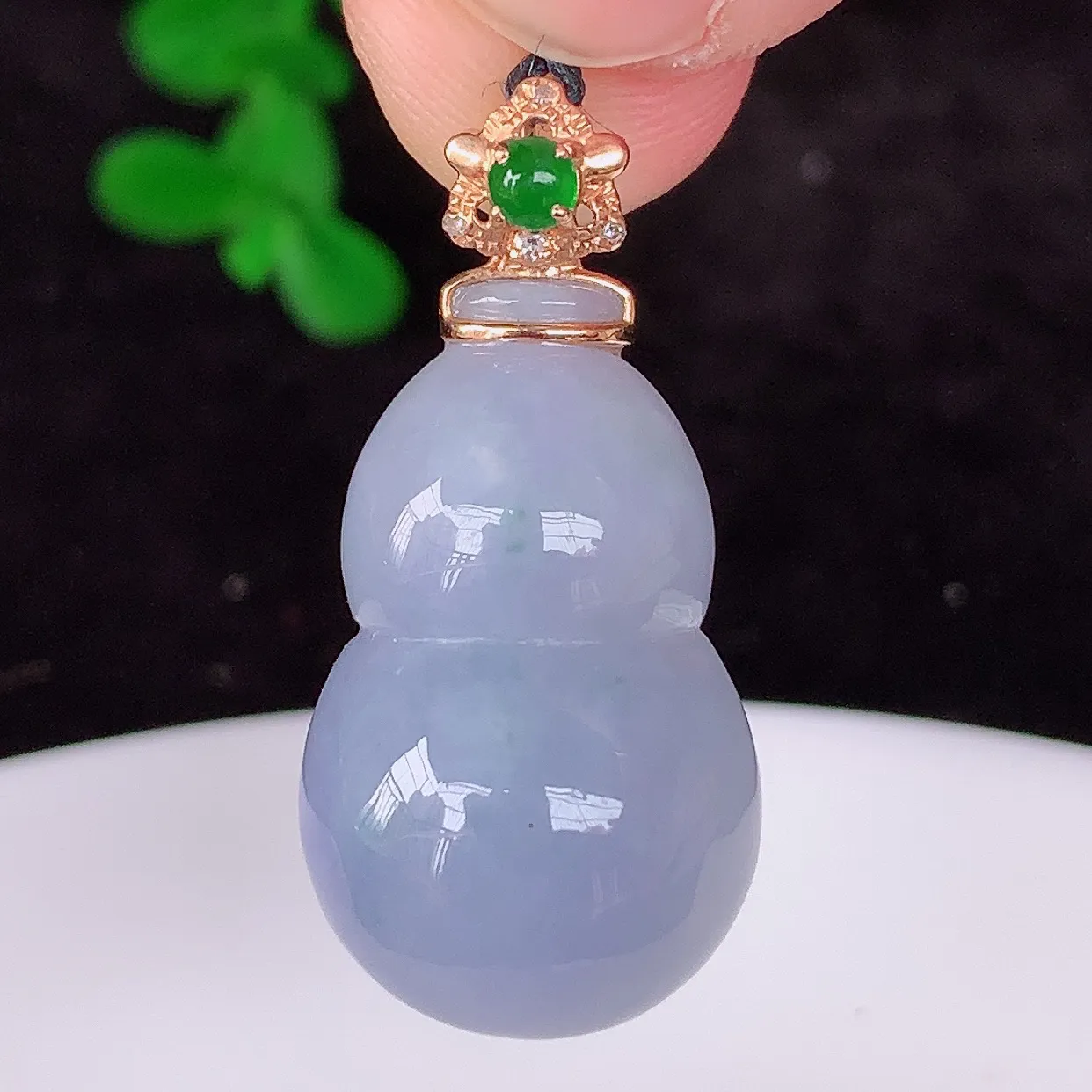 自然光实拍，18K金镶嵌冰润冰糯种紫罗兰翡翠葫芦吊坠，翡翠葫芦，寓意福禄双全，财源滚滚，佩戴效果优雅迷人！#00.26整体29*裸石22.5*14*8.5