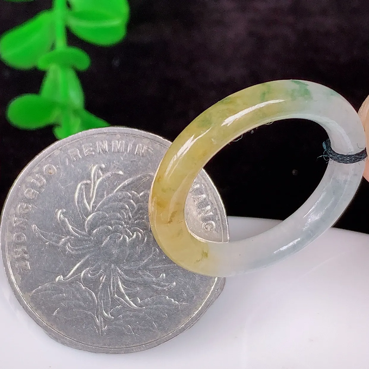 自然光实拍，冰润冰种双彩黄加绿18mm内径翡翠指环，玉戒指，玉质莹润，好精美好冰润的指环，15圈口，上手纤巧！#1.26