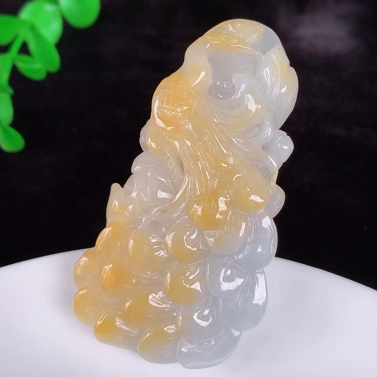 自然光实拍，冰润冰糯种黄翡翡翠凤凰吊坠，龙凤呈祥，种老水足，翠色灵动，寓意美好，佩戴时尚出众！#57.26