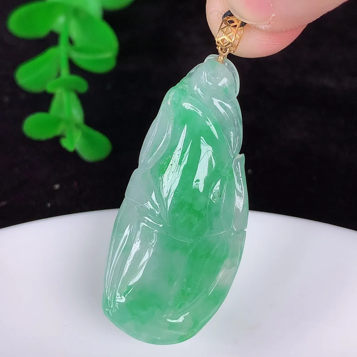 自然光实拍，18K金镶嵌冰飘绿翡翠节节高竹节玉坠，款式时尚大方，竹节寓意好，佩戴事业，学业节节高升！#1.26