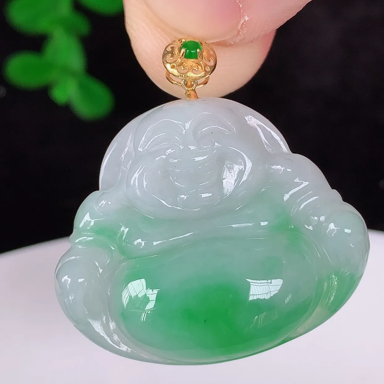 自然光实拍，18K金镶嵌冰润冰糯种飘阳绿翡翠佛公吊坠，冰透饱满， 佛公亦保平安，寓意有福（佛公）相伴，品相佳，配戴优雅迷人！#35.26整体28.6*裸石22*27*5