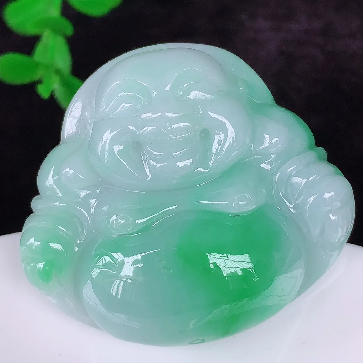 自然光实拍，大件厚装冰润冰糯种飘阳绿翡翠佛公吊坠，饱满， 佛公亦保平安，寓意有福（佛公）相伴，配戴优雅迷人！#46.26