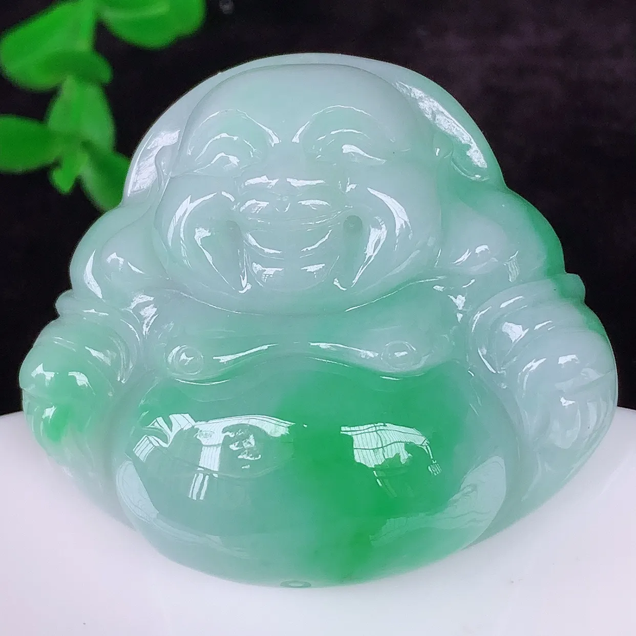 自然光实拍，大件厚装冰润冰糯种飘阳绿翡翠佛公吊坠，饱满， 佛公亦保平安，寓意有福（佛公）相伴，配戴优雅迷人！#46.26