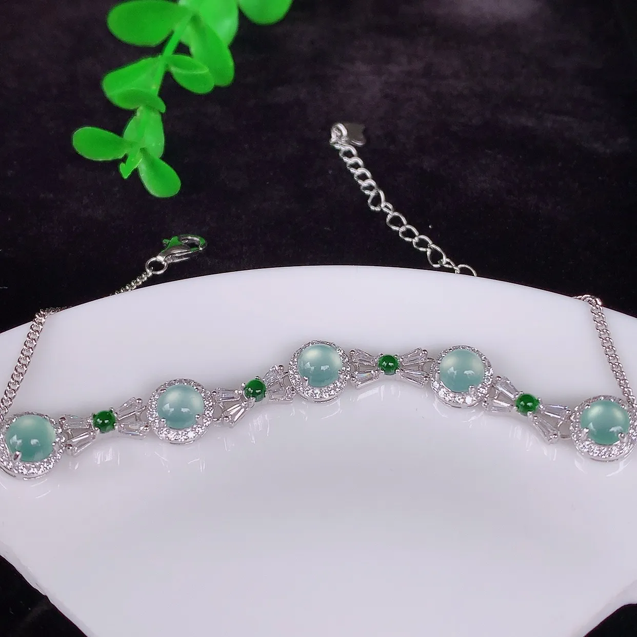 自然光实拍，冰透满色翡翠925银镶嵌蛋面手链，自然光实拍，翠色灵动，颜色漂亮，种老水足，品相佳，佩戴佳品！#96.26整体7*5.5*裸石4.8