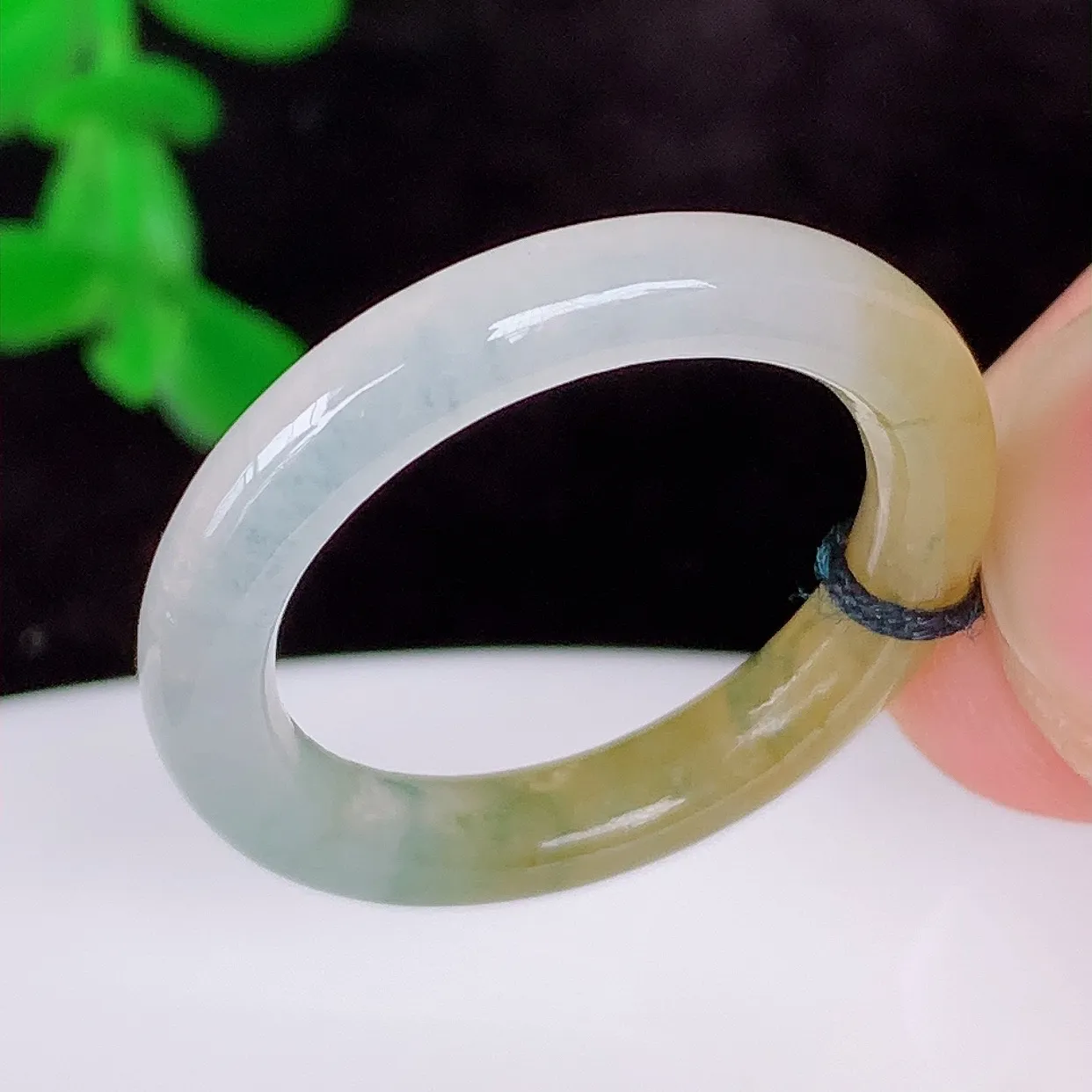 自然光实拍，冰润冰种双彩黄加绿18mm内径翡翠指环，玉戒指，玉质莹润，好精美好冰润的指环，15圈口，上手纤巧！#1.26