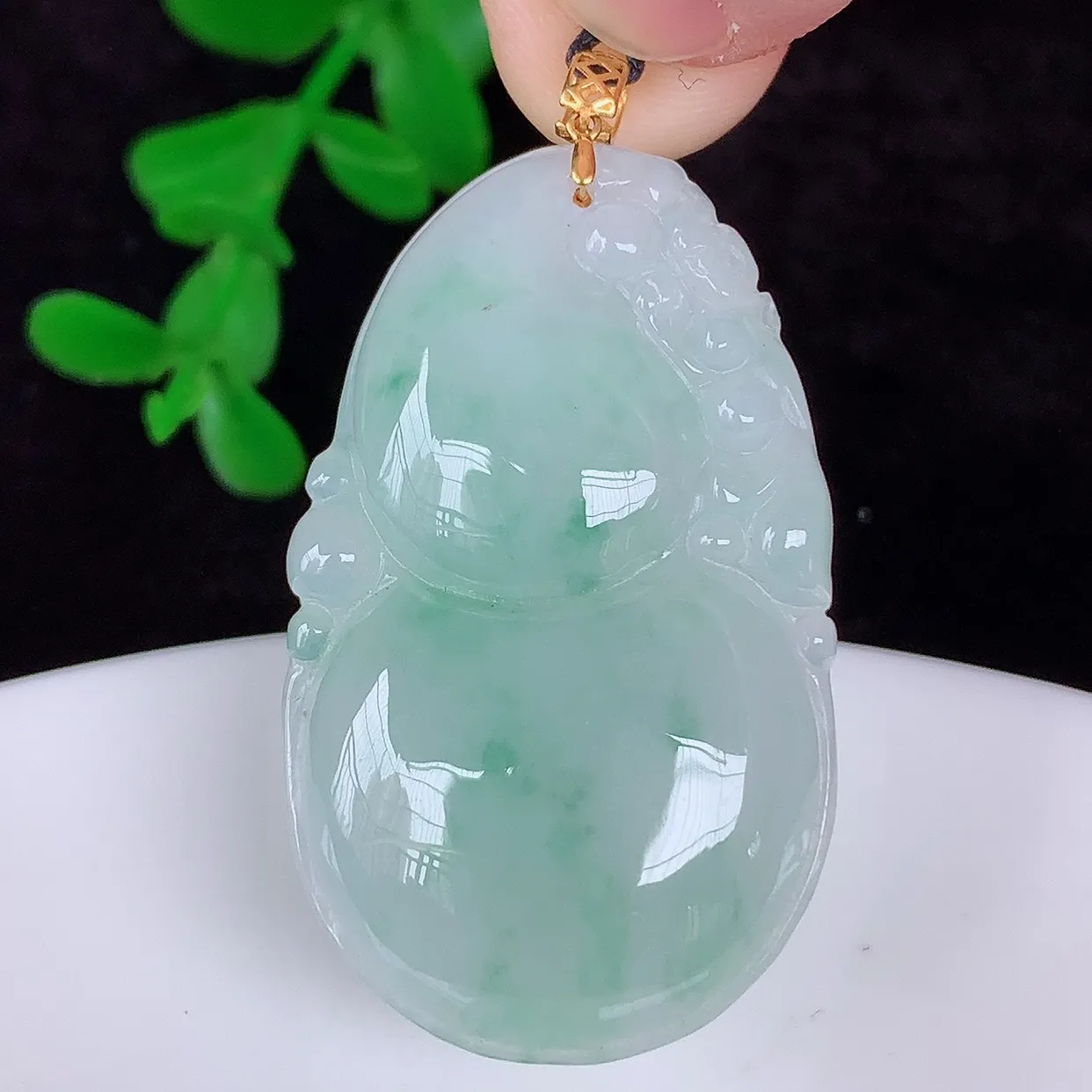 自然光实拍，18K金镶嵌冰润冰糯种飘花翡翠葫芦吊坠，翡翠葫芦，寓意福禄双全，财源滚滚，佩戴效果优雅迷