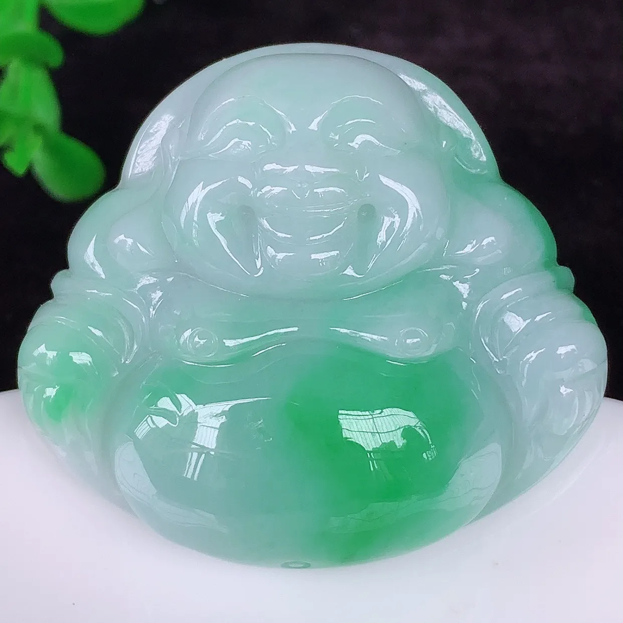 自然光实拍，大件厚装冰润冰糯种飘阳绿翡翠佛公吊坠，饱满， 佛公亦保平安，寓意有福（佛公）相伴，配戴优
