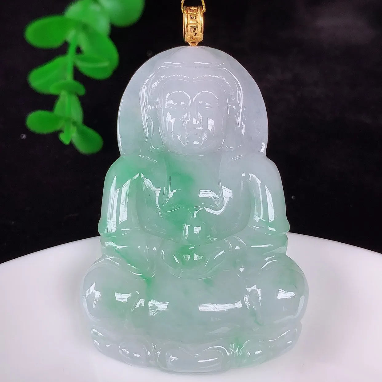 自然光实拍，18K金镶嵌冰糯种飘绿翡翠观音吊坠，赐福翡翠观音，翠色迷人，观音面相端庄，佩戴时尚出众！#35.26整体56*裸石50*34.6*5.8