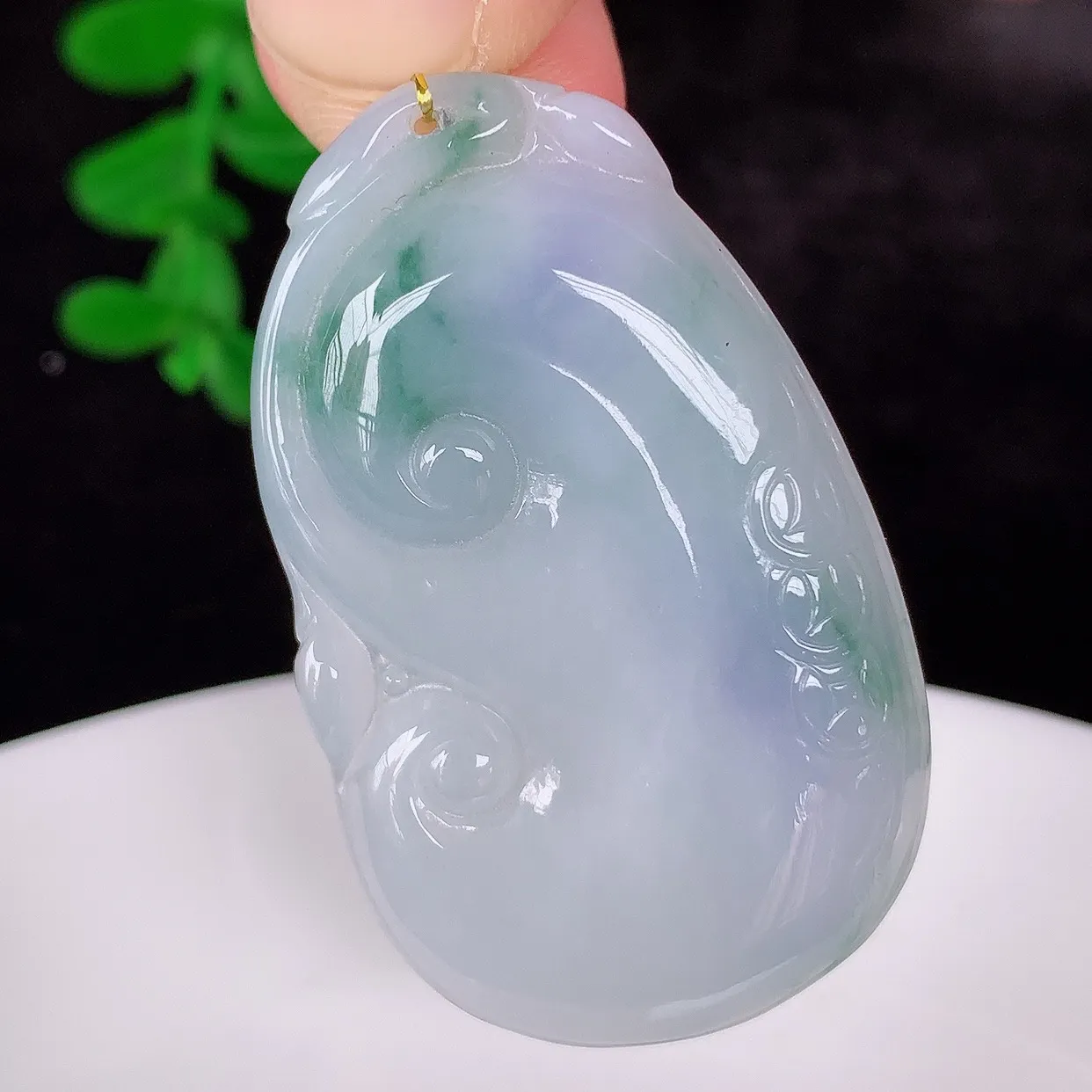 自然光实拍，冰润冰糯种春彩翡翠如意吊坠，翡翠如意，上身效果非常美，饱满大气，工艺美，万事如意，如意一